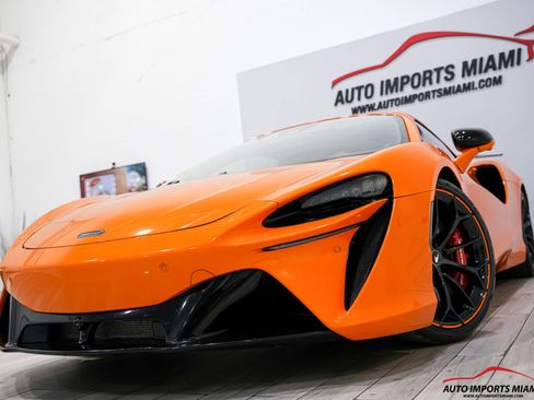 Used 2023 McLaren Artura RWD image 2