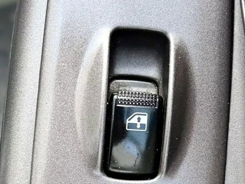Used 2003 Hyundai Elantra GLS FWD image 25