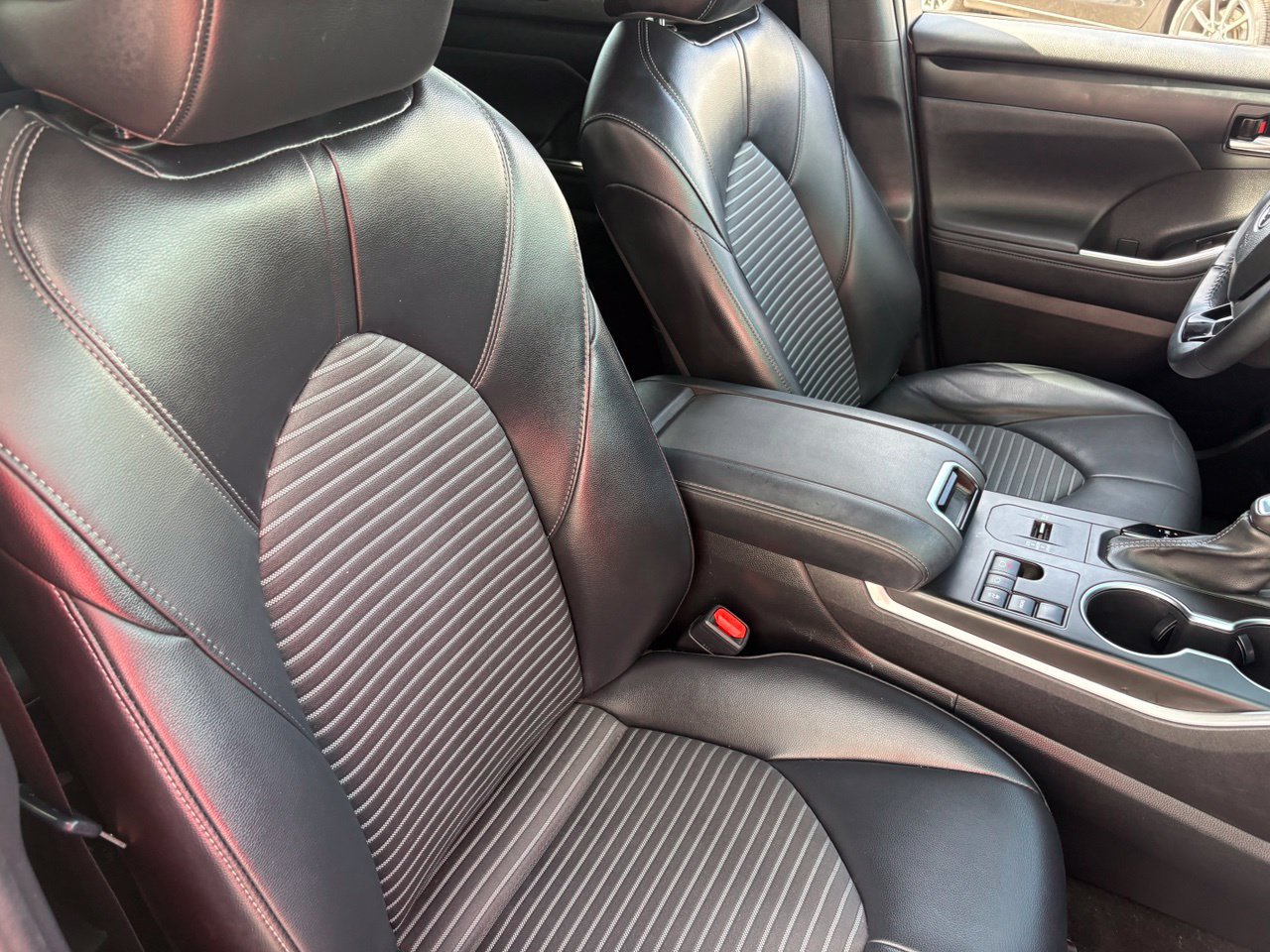 Used 2023 Toyota Highlander XSE FWD image 11