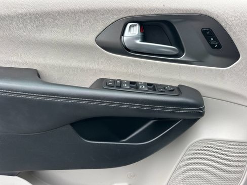 Used 2024 Chrysler Pacifica Touring-L FWD image 10