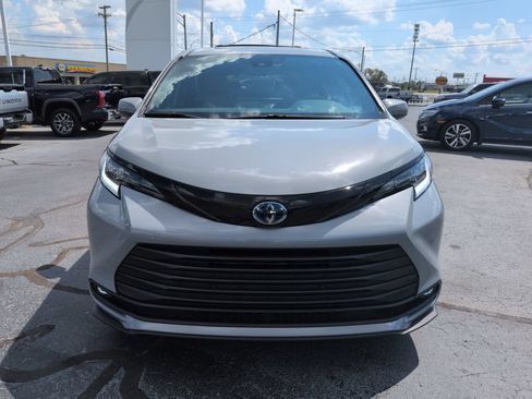 Certified 2025 Toyota Sienna XLE Woodland Edition AWD/4WD image 8
