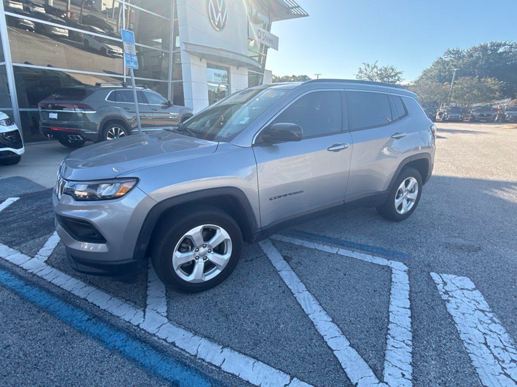 Used 2022 Jeep Compass Latitude AWD/4WD image 3