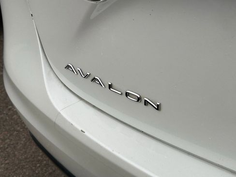 Used 2016 Toyota Avalon Limited image 9