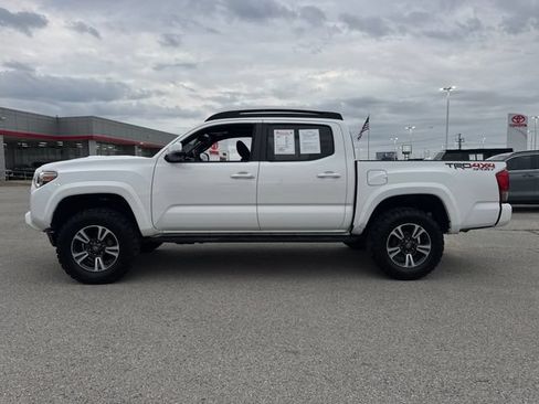 Used 2017 Toyota Tacoma SR5 AWD/4WD image 3