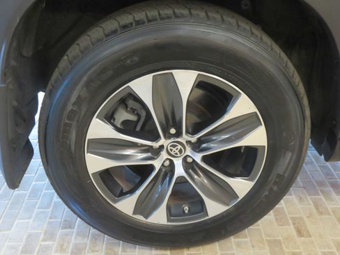 Used 2021 Toyota Highlander XLE AWD/4WD image 9