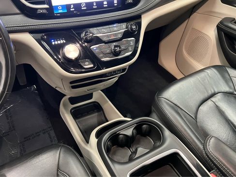 Used 2022 Chrysler Pacifica Touring-L image 37
