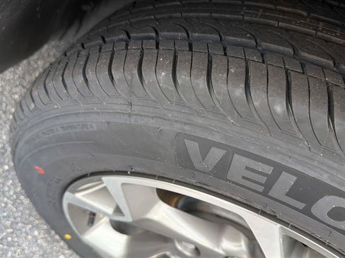 Used 2024 Chevrolet Trax LT FWD image 38