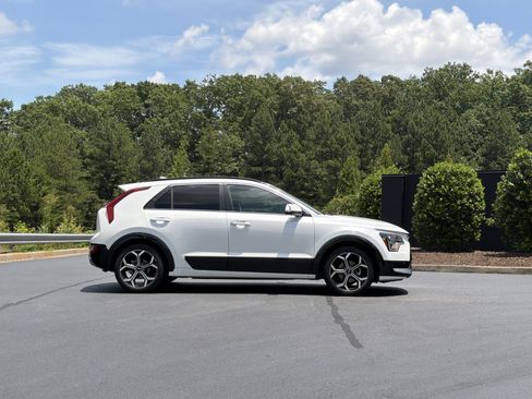 Used 2023 Kia Niro SX Touring FWD image 5