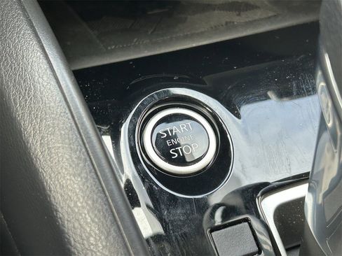 Certified 2025 Nissan Versa SR w/ Trunk Package image 9