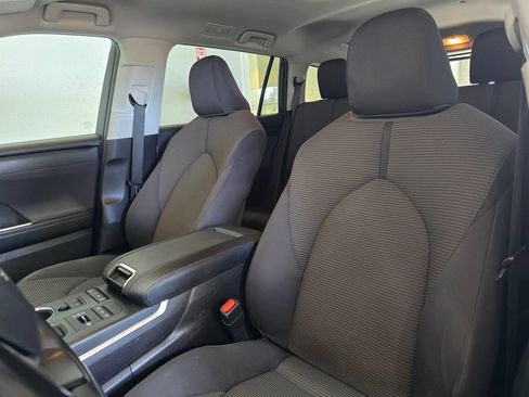 Used 2022 Toyota Highlander LE AWD/4WD image 24