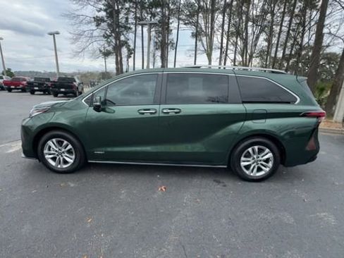 Used 2021 Toyota Sienna Limited image 9