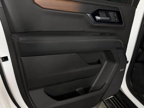 Used 2025 GMC Yukon XL Denali AWD/4WD image 30