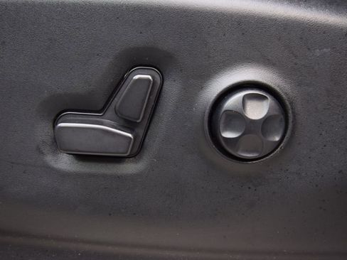 Used 2024 Chrysler Pacifica Touring-L image 25