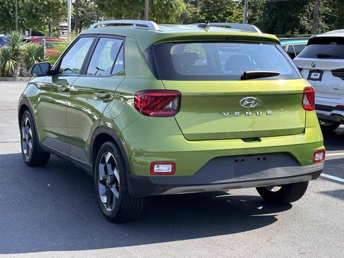 Used 2024 Hyundai Venue SEL FWD image 3