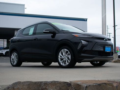 Used 2023 Chevrolet Bolt EUV LT w/ Driver Confidence Package image 5