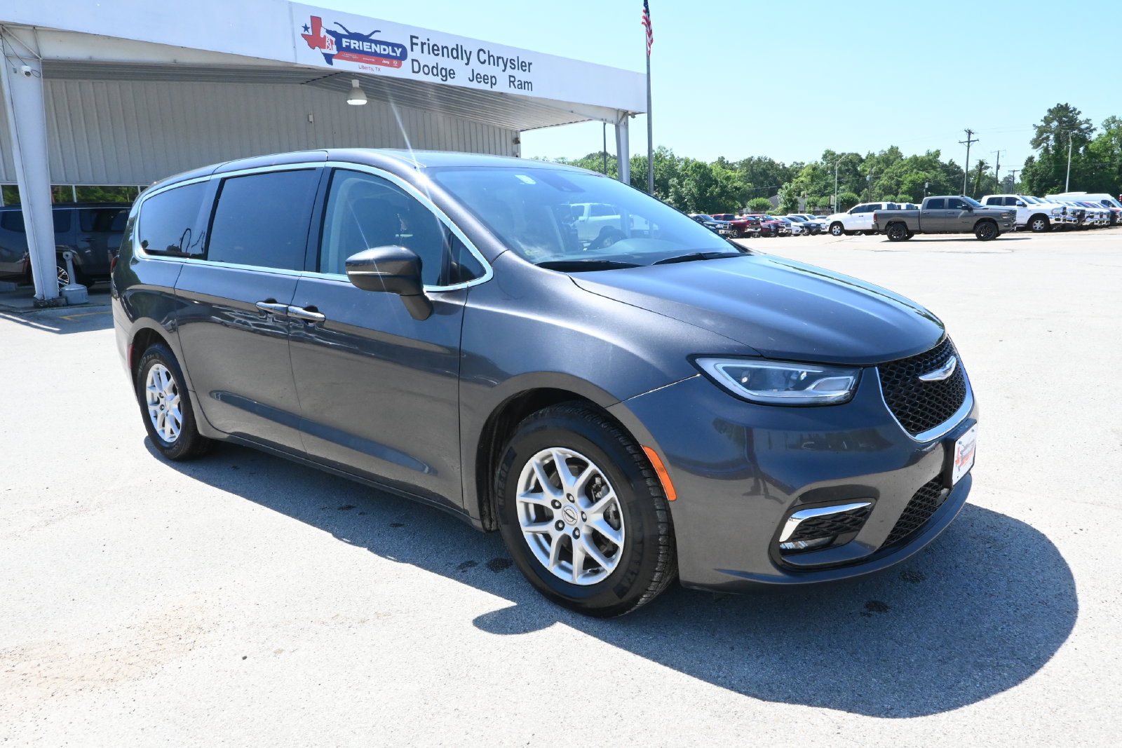 Used 2023 Chrysler Pacifica Touring-L FWD image 4