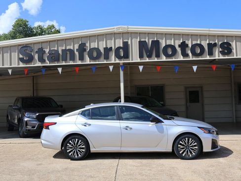 Used 2024 Nissan Altima 2.5 SV FWD image 1