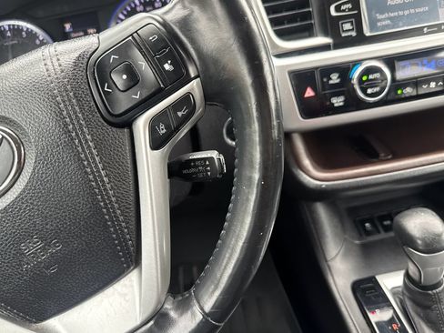 Used 2017 Toyota Highlander Limited Platinum FWD image 19