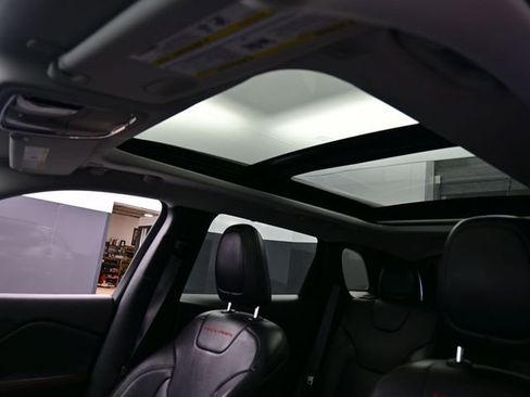 Used 2019 Jeep Cherokee Trailhawk image 33