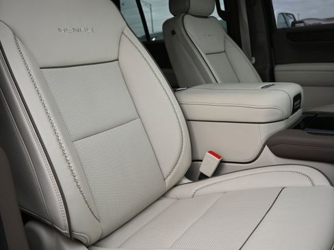 Used 2025 GMC Yukon Denali w/ Sun & Power Step Package image 34