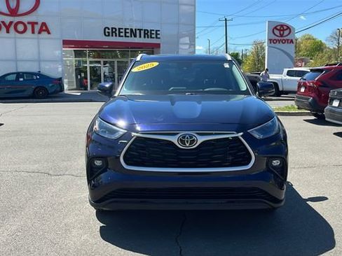 Certified 2025 Toyota Highlander XLE AWD/4WD image 2