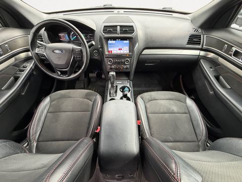 Used 2018 Ford Explorer XLT w/ Equipment Group 202A FWD image 2