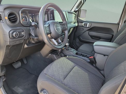 Used 2024 Jeep Gladiator Mojave AWD/4WD image 14
