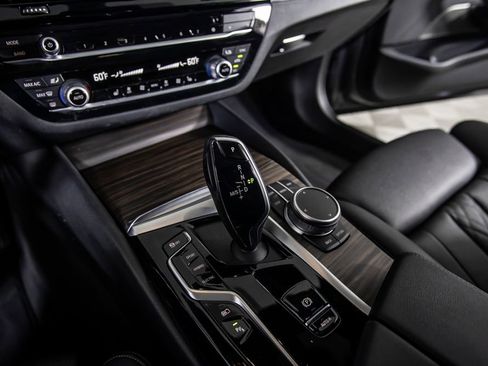 Used 2022 BMW 530e w/ Premium Package RWD image 28