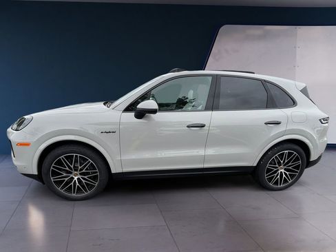 Used 2024 Porsche Cayenne image 2