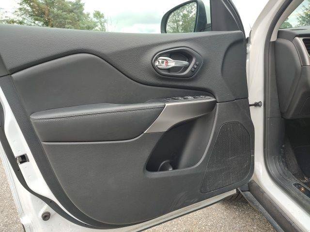 Used 2020 Jeep Cherokee Limited AWD/4WD image 21