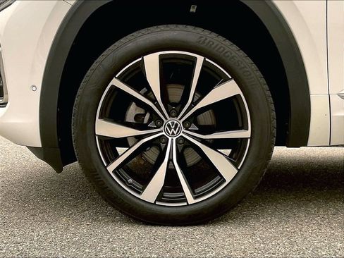 Used 2024 Volkswagen Atlas Cross Sport SEL Premium R-Line AWD/4WD image 7