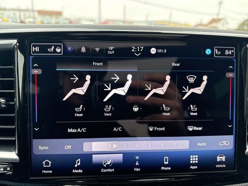 Used 2025 Chrysler Pacifica Limited image 55