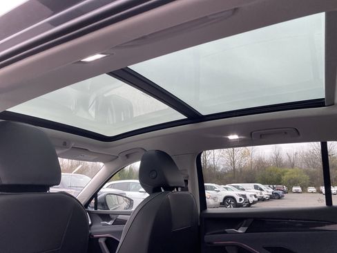 New 2025 Volkswagen Tiguan SE image 23