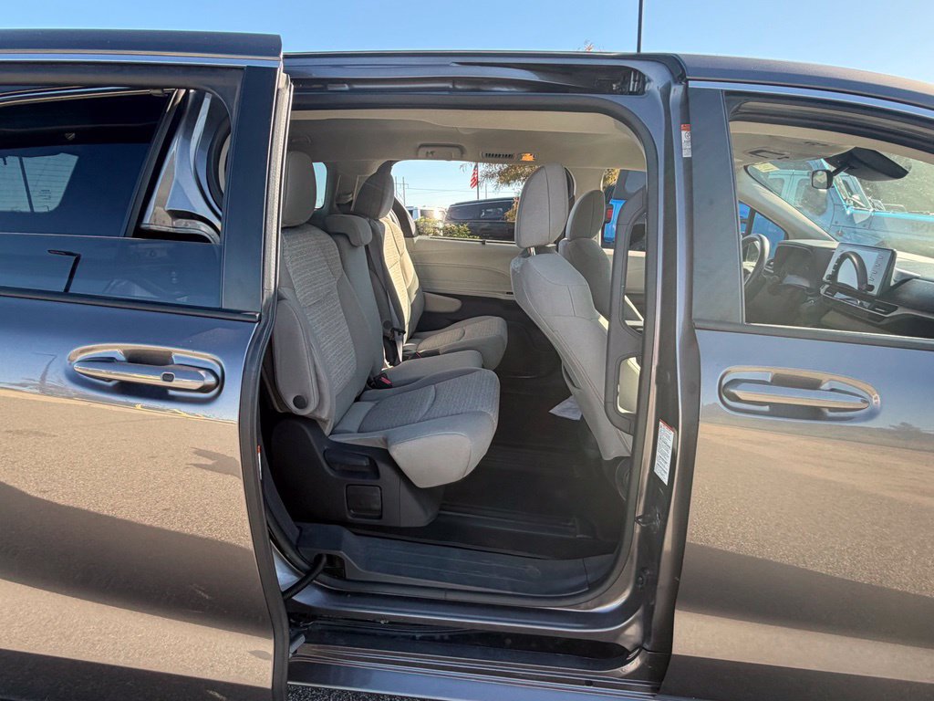 Used 2023 Toyota Sienna LE FWD image 37