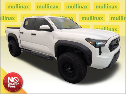 Used 2025 Toyota Tacoma TRD Off-Road w/ TRD Off Road Upgrade Package AWD/4WD image 1