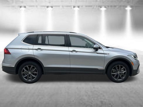 Used 2023 Volkswagen Tiguan SE w/ Panoramic Sunroof Package FWD image 7