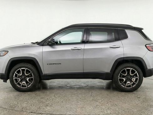 Used 2025 Jeep Compass Trailhawk AWD/4WD image 5