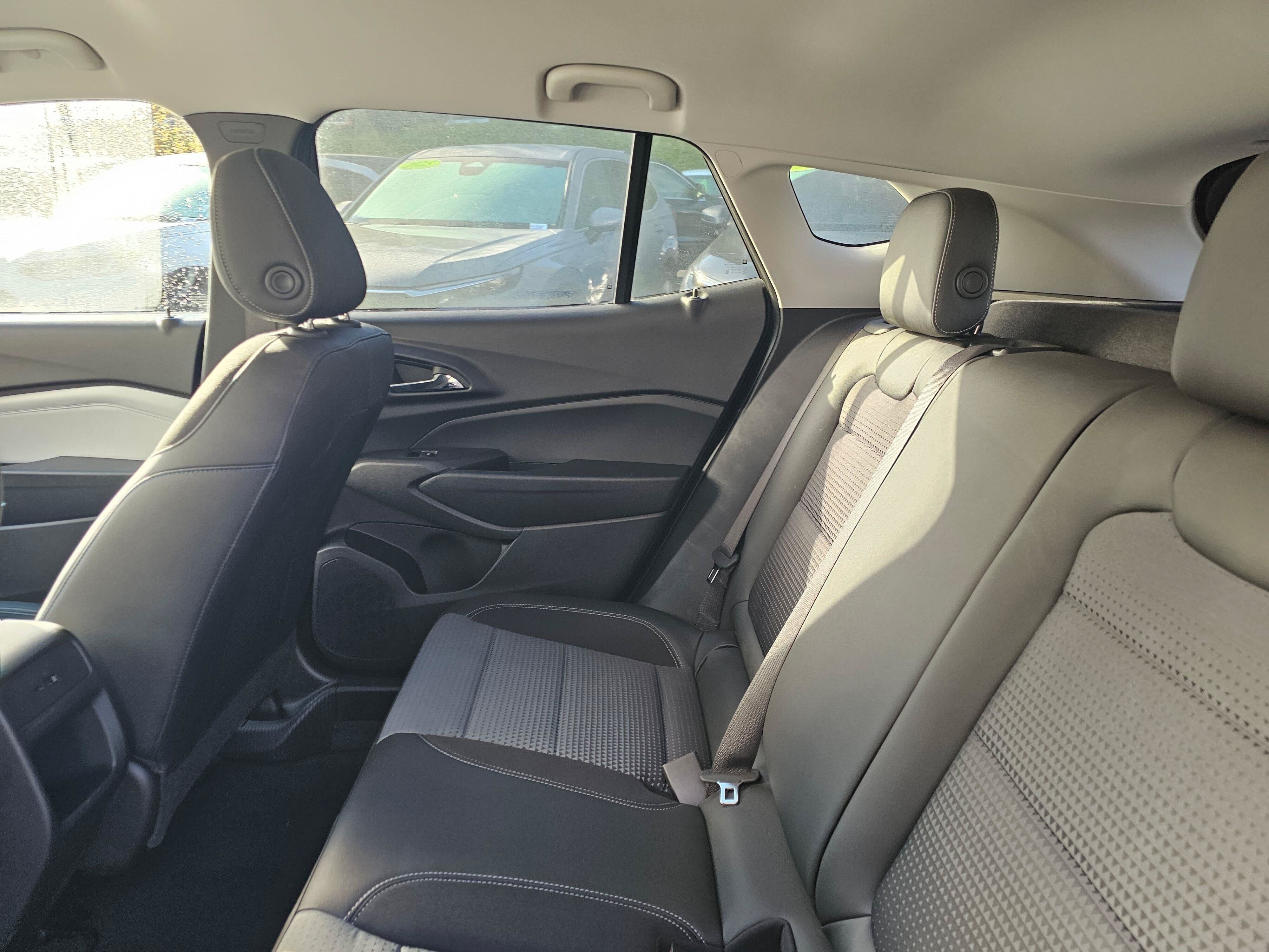 Used 2025 Chevrolet Trax LT w/ LT Convenience Package FWD image 20