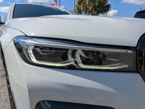 Used 2021 BMW 740i w/ M Sport Package image 9