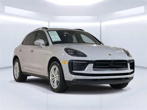 Used 2025 Porsche Macan image 3