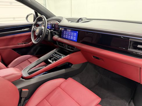 Used 2025 Porsche Macan 4S Electric AWD/4WD image 24
