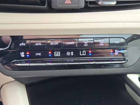 Used 2023 Buick Envision Avenir AWD/4WD image 26