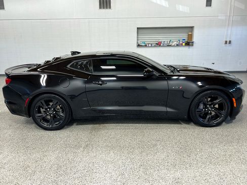 Used 2022 Chevrolet Camaro LT w/ Technology Package image 5