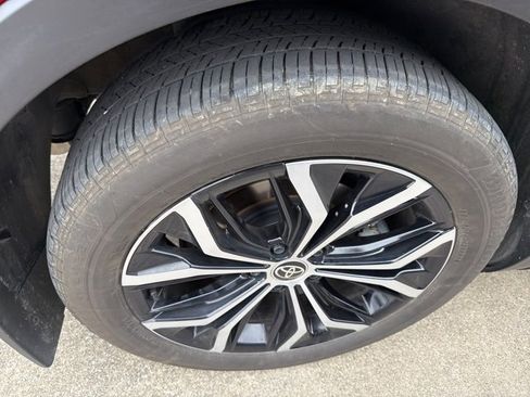 Used 2023 Toyota Crown XLE image 9