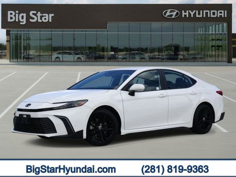 Used 2025 Toyota Camry SE FWD image 1