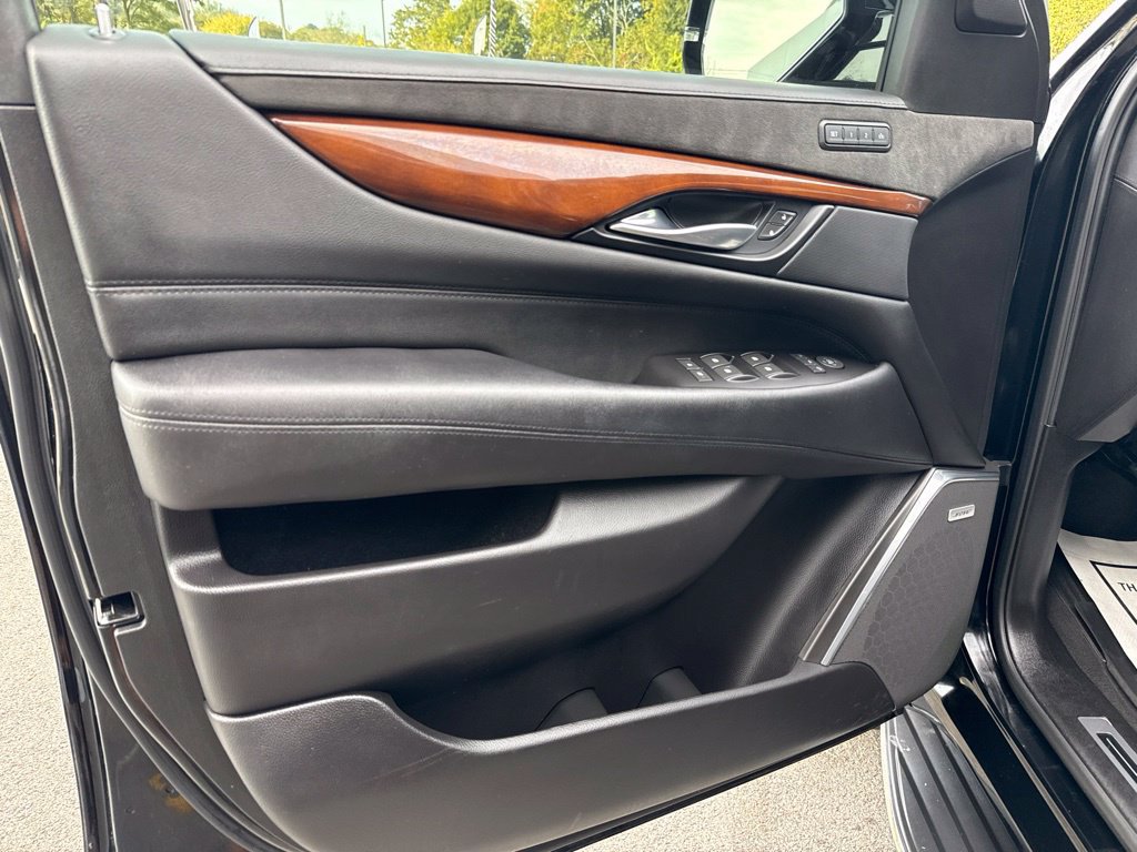 Used 2018 Cadillac Escalade Luxury AWD/4WD image 21