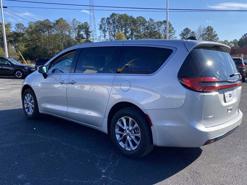 Used 2023 Chrysler Pacifica Touring-L image 7