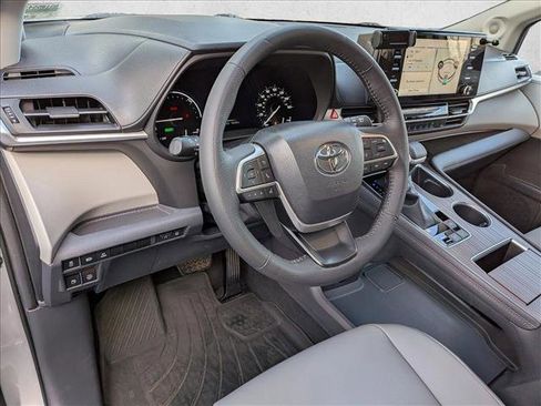 Used 2022 Toyota Sienna XLE image 11