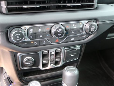 Used 2025 Jeep Gladiator Sport AWD/4WD image 21