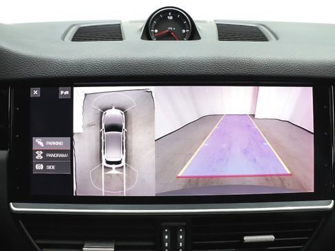 Used 2021 Porsche Cayenne w/ Premium Package image 35